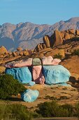 die „Blauen Steine“ des belgischen Künstlers Jean Vérame liegen in einer bizarren Felslandschaft bei Tafraoute, Antiatlas, Marokko