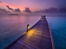 Gebogener Steg bei Sonnenuntergang im Maafushi Atoll, Malediven