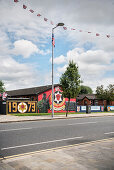 UK Flaggen und Wandbilder (sog. Murals), Bürgerkrieg, östliches Belfast, Nordirland, Vereinigtes Königreich Großbritannien, UK, Europa