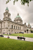 Menschen sitzen im Park vor Stadtverwaltung Rathaus von Belfast, Nordirland, Vereinigtes Königreich Großbritannien, UK, Europa
