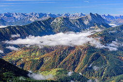 Blick auf Karwendel und Guffert, Nebel im Tal, von Hinteres Sonnwendjoch, Bayerische Alpen, Tirol, Österreich