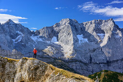 Frau beim Wandern steigt zum Sonnjoch auf, Karwendelkette im Hintergrund, Sonnjoch, Karwendel, Naturpark Karwendel, Tirol, Österreich