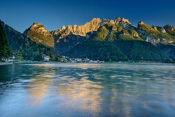 Alleghe und Civetta am Lago di Alleghe, Lago di Alleghe, Dolomiten, UNESCO Welterbe Dolomiten, Venetien, Italien