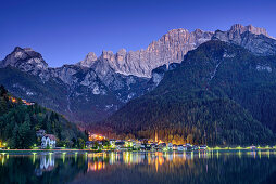 Alleghe und Civetta spiegeln sich bei Nacht in Lago di Alleghe, Lago di Alleghe, Dolomiten, UNESCO Welterbe Dolomiten, Venetien, Italien