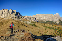 Frau beim Wandern steigt zum Col di Lana auf, Setsass und Tofana im Hintergrund, Col di Lana, Dolomiten, UNESCO Welterbe Dolomiten, Venetien, Italien