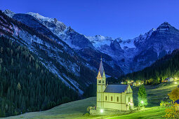 Beleuchtete Kirche von Trafoi mit Trafoier Eiswand und Madatschspitzen im Hintergrund, Trafoi, Ortlergruppe, Südtirol, Italien