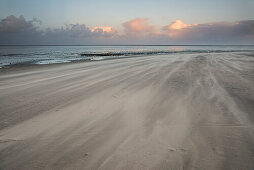 Sandstrand im Abendlicht bei Sturm, Nordsee, Nationalpark Wattenmeer, Schillig, Wangerland, Landkreis Friesland, Niedersachsen, Deutschland, Europa