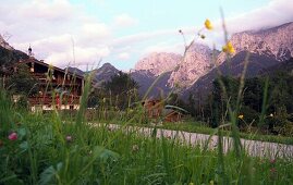 am Hinterkaiserhof an der Antoniuskapellemit Blick zum Wilden Kaiser, Kaisertal über Kufstein, Tirol, Österreich