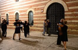 Leute tanzen im Palazzo della Regione am Piazza dei Signori, Verona, Veneto, Italien