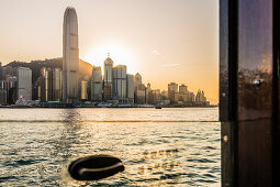 Die Skyline von Hongkong Island gesehen aus dem Fenster einer Fähre der Star Ferry Linie zum Sonnenuntergang, Hongkong, China, Asien