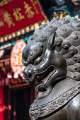 Eine Drachenfigur in der taoistischen Tempelanlage Wong Tai Sin Tempel in Kowloon, Hongkong, China, Asien