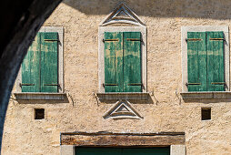 Eine Alte Hausfassade mit Fensterläden in einem kleinen Dorf an der Weinstraße, Margreid, Südtirol, Alto Adige, Italien