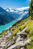 Wanderer in den Zillertaler Alpen mit dem Stausee Schlegeisspeicher, Ginzling, Zillertal, Tirol, Österreich