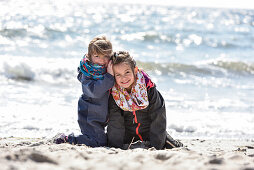 Kinder spielen am Strand im Winter an der Ostsee, Kellenhusen, Schleswig Holstein, Deutschland