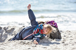 Kinder spielen am Strand im Winter an der Ostsee, Kellenhusen, Schleswig Holstein, Deutschland