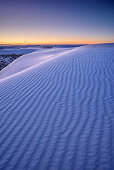 Weiße Sanddünen in der Dämmerung, White Sands National Monument, New Mexico, USA