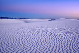 Weiße Sanddünen in der Dämmerung, White Sands National Monument, New Mexico, USA