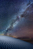 Nachthimmel mit Milchstraße über weißen Sanddünen, White Sands National Monument, New Mexico, USA