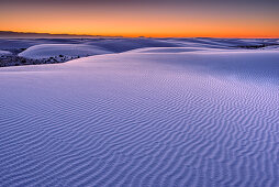 Weiße Sanddünen in der Dämmerung, White Sands National Monument, New Mexico, USA