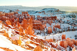 USA, Utah, Bryce Canyon City, Bryce Canyon National Park, sweeping views of the Bryce Amphitheater and Hoodoos from Sunrise Point