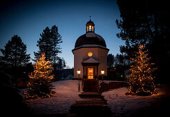 nächtliche Kapelle mit Schnee, Stille Nacht, Museum, Kapelle,  katholisches Brauchtum, Weihnachtszeit, christliches Brauchtum, Oberndorf, Österreich, Europa