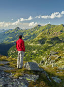 Wanderer, Blick vom Sprengkogel, Kitzsteinhorn, Glockner Gruppe, Hohe Tauern Nationalpark, Salzburg, Österreich