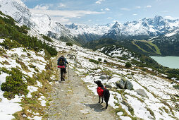 Wanderer am Weg zum Kopp Stausee, Verwall Gruppe, Paznauntal, Tirol, Österreich