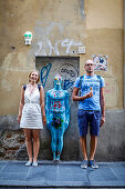Touristen und Strassenkunst in der Altstadt von Florenz, Toskana, Italien, Europa