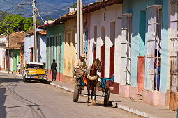 Trinidad, Kuba Strassenszene, Oldtimer, Mann mit Pferdekutsche