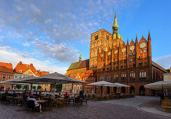 St. Nikolai und Rathaus am Alten Markt mit außen Gastronomie, Stralsund, Ostseeküste, Mecklenburg-Vorpommern, Deutschland