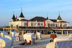 Strandkörbe mit Menschen vor Seebrücke, Ahlbeck, Usedom, Ostseeküste, Mecklenburg-Vorpommern, Deutschland