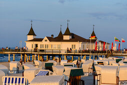 Strandkörbe vor Seebrücke, Ahlbeck, Usedom, Ostseeküste, Mecklenburg-Vorpommern, Deutschland