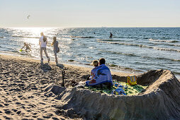 Liebespaar in einer sandburg am Strand von Warnemünde, Ostseeküste, Mecklenburg-Vorpommern, Deutschland