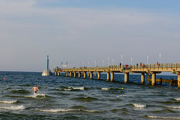 Seebrücke  mit Tauchglocke  am Strand von Zinnowitz, Usedom, Ostseeküste, Mecklenburg-Vorpommern, Deutschland