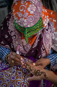 Bandari Frau malt Henna-Tattoo, Iran, Asien