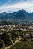 Blick auf Meran und die Sarntaler Berge, Südtirol, Italien