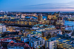 Blick in der Abenddämmerung auf die Elbphilharmonie und die Hafencity vom Hamburger Michel aus, Hamburg, Norddeutschland, Deutschland