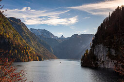 Autumn mood at the Königssee with view from the Rabenwand viewpoint (Malerwinkel) to the Schönfeldspitze and the Steinerne Meer, Königssee, Upper Bavaria, Germany