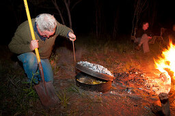 Fernsehchef Andrew Dwyer kocht am Campofen, Bungabiddy Rockhole, Westaustralien, Australien