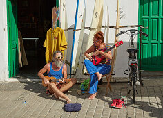Musikanten auf dem Sonntagsmarkt in Teguise, Atlantik, Lanzarote, Kanaren, Kanarische Inseln, Islas Canarias, Spanien, Europa