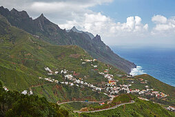 Blick über das Anaga Gebirge auf Taganana und das Meer, Teneriffa, Kanaren, Kanarische Inseln, Islas Canarias, Atlantik, Spanien, Europa