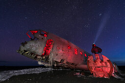 Nachts am Flugzeugwrack einer notgelandeten C117, Sólheimasandur, Südküste Island