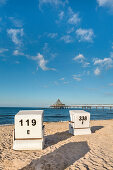 Strand, Strandkörbe, Seebrücke, Heringsdorf, Usedom, Mecklenburg-Vorpommern, Deutschland