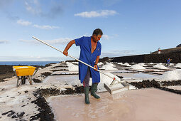 skimming off sea salt, Flor de Sal, worker, Salinas Marinas de Fuencaliente, saline, saltworks, Fuencaliente, UNESCO Biosphere Reserve, La Palma, Canary Islands, Spain, Europe