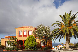 Haus mit kanarischer Palme, San Andres, Dorf, San Andres y Sauces, UNESCO Biosphärenreservat, La Palma, Kanarische Inseln, Spanien, Europa
