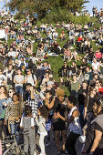 Menschen tanzen zu Drum Session, Mauerpark, Prenzlauer Berg, Berlin