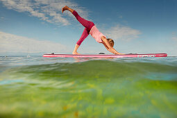 Yogatrainerin auf SUP Board , Yoga; SUP; Stand Up Paddleboard; Starnberger See, Bayern, Deutschland