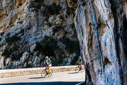 Radfahrer auf der berühmten Serpentinenstrasse die zum Torrent de Pareis führt, Sa Calobra, Tramuntana Gebirge, Mallorca, Spanien