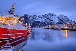 Hafen, Schiffe und Fischerhäuser in Henningsvaer bei Dämmerung, Lofoten, Nordland, Norwegen