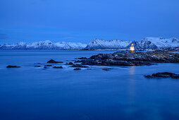 Leuchtturm von Gimsoy in der Dämmerung, Lofoten, Nordland, Norwegen